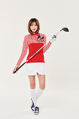 포토 JPG 스튜디오촬영 전신 응시 여자 스포츠 골프 실내 한명 서기 미소 들기 20대 성인 앞모습 골프채 한국인 잡기 성인여자한명만 국내포토 1 시선 뷰포인트 모션 골프용품 표정 사람 동양인 청년 내부 구기 여자한명만 성인여자만 파일형식