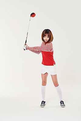 포토 JPG 스튜디오촬영 전신 응시 여자 스포츠 골프 실내 한명 서기 20대 성인 앞모습 골프채 한국인 스윙 성인여자한명만 국내포토 1 시선 뷰포인트 포즈 모션 골프용품 사람 동양인 청년 내부 구기 여자한명만 성인여자만 파일형식