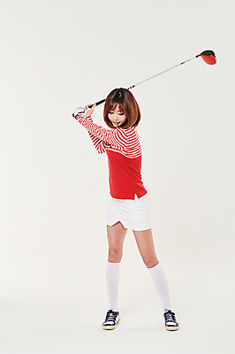 포토 JPG 스튜디오촬영 전신 응시 여자 스포츠 골프 실내 한명 서기 20대 성인 앞모습 골프채 한국인 스윙 성인여자한명만 국내포토 1 시선 뷰포인트 포즈 모션 골프용품 사람 동양인 청년 내부 구기 여자한명만 성인여자만 파일형식