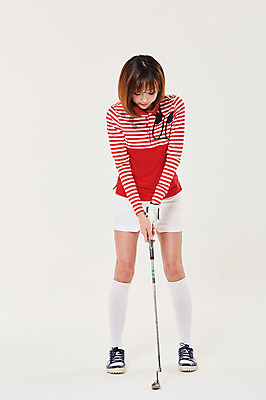 포토 JPG 스튜디오촬영 전신 응시 여자 스포츠 골프 실내 한명 서기 20대 성인 앞모습 골프채 한국인 샷 성인여자한명만 국내포토 1 시선 뷰포인트 모션 자세 골프용품 사람 동양인 청년 내부 구기 여자한명만 성인여자만 파일형식