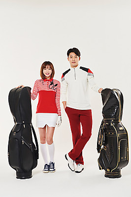 포토 JPG 스튜디오촬영 전신 여자 남자 스포츠 골프 실내 서기 20대 성인 두명 앞모습 청춘 한국인 잡기 골프가방 성인만 국내포토 뷰포인트 컨셉 가방 모션 골프용품 사람 동양인 청년 내부 구기 파일형식