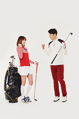 포토 JPG 스튜디오촬영 전신 여자 남자 스포츠 골프 실내 서기 미소 들기 20대 성인 두명 앞모습 옆모습 청춘 마주보기 파이팅 골프채 한국인 골프가방 성인만 국내포토 뷰포인트 컨셉 가방 모션 골프용품 표정 사람 동양인 청년 내부 구기 파일형식