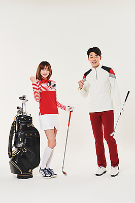 포토 JPG 스튜디오촬영 전신 여자 남자 스포츠 골프 실내 서기 웃음 20대 성인 두명 앞모습 청춘 파이팅 골프채 한국인 골프가방 성인만 국내포토 뷰포인트 컨셉 가방 모션 골프용품 표정 사람 동양인 청년 내부 구기 파일형식