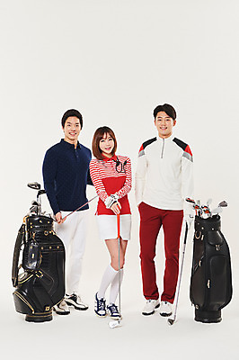 포토 JPG 스튜디오촬영 전신 여자 남자 스포츠 골프 실내 서기 미소 20대 성인 앞모습 세명 청춘 골프채 한국인 골프가방 성인만 국내포토 뷰포인트 컨셉 가방 모션 골프용품 표정 사람 동양인 청년 내부 구기 파일형식