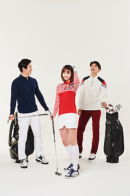포토 JPG 스튜디오촬영 전신 여자 남자 스포츠 골프 실내 서기 미소 20대 성인 앞모습 옆모습 세명 청춘 골프채 한국인 골프가방 성인만 국내포토 뷰포인트 컨셉 가방 모션 골프용품 표정 사람 동양인 청년 내부 구기 파일형식