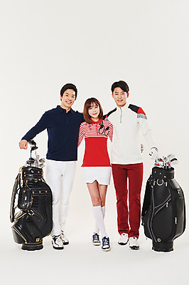 포토 JPG 스튜디오촬영 전신 여자 남자 스포츠 골프 어깨동무 실내 서기 미소 20대 성인 앞모습 세명 청춘 골프채 한국인 골프가방 성인만 국내포토 뷰포인트 포즈 컨셉 가방 모션 골프용품 표정 사람 동양인 청년 내부 구기 파일형식