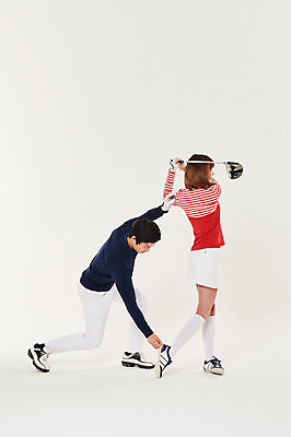 포토 JPG 스튜디오촬영 전신 여자 남자 스포츠 골프 실내 서기 들기 20대 성인 두명 옆모습 골프채 한국인 가르침 스윙 연습 자세교정 성인만 국내포토 교육 뷰포인트 포즈 모션 골프용품 사람 동양인 청년 내부 구기 파일형식