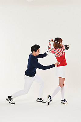 포토 JPG 스튜디오촬영 전신 여자 남자 스포츠 골프 실내 서기 들기 20대 성인 두명 옆모습 골프채 한국인 가르침 스윙 연습 자세교정 성인만 국내포토 교육 뷰포인트 포즈 모션 골프용품 사람 동양인 청년 내부 구기 파일형식