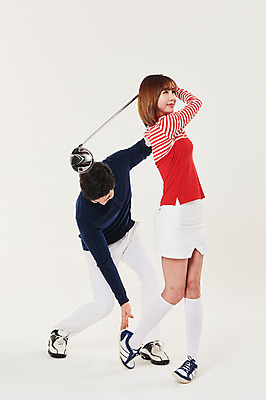 포토 JPG 스튜디오촬영 전신 여자 남자 스포츠 골프 실내 서기 들기 20대 성인 두명 옆모습 골프채 한국인 가르침 스윙 연습 자세교정 성인만 국내포토 교육 뷰포인트 포즈 모션 골프용품 사람 동양인 청년 내부 구기 파일형식