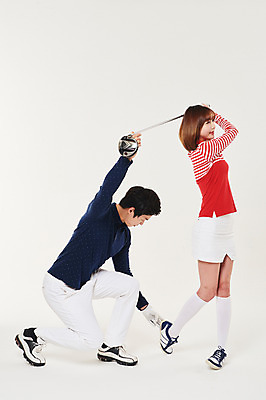 포토 JPG 스튜디오촬영 전신 여자 남자 스포츠 골프 실내 서기 들기 앉기 20대 성인 두명 옆모습 골프채 한국인 잡기 가르침 스윙 연습 자세교정 성인만 국내포토 교육 뷰포인트 포즈 모션 골프용품 사람 동양인 청년 내부 구기 파일형식