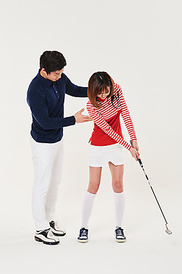 포토 JPG 스튜디오촬영 전신 여자 남자 스포츠 골프 실내 서기 20대 성인 두명 앞모습 옆모습 골프채 한국인 가르침 연습 자세교정 성인만 국내포토 교육 뷰포인트 모션 골프용품 사람 동양인 청년 내부 구기 파일형식