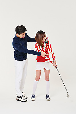 포토 JPG 스튜디오촬영 전신 여자 남자 스포츠 골프 실내 서기 20대 성인 두명 앞모습 옆모습 골프채 한국인 가르침 연습 자세교정 성인만 국내포토 교육 뷰포인트 모션 골프용품 사람 동양인 청년 내부 구기 파일형식