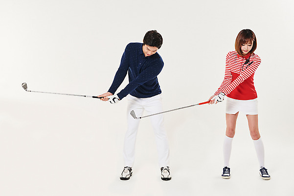 포토 JPG 스튜디오촬영 전신 응시 여자 남자 스포츠 골프 실내 서기 들기 20대 성인 두명 앞모습 골프채 한국인 잡기 스윙 성인만 국내포토 시선 뷰포인트 포즈 모션 골프용품 사람 동양인 청년 내부 구기 파일형식