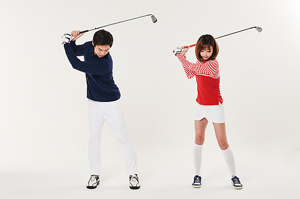 포토 JPG 스튜디오촬영 전신 응시 여자 남자 스포츠 골프 실내 서기 들기 20대 성인 두명 앞모습 골프채 한국인 잡기 스윙 성인만 국내포토 시선 뷰포인트 포즈 모션 골프용품 사람 동양인 청년 내부 구기 파일형식