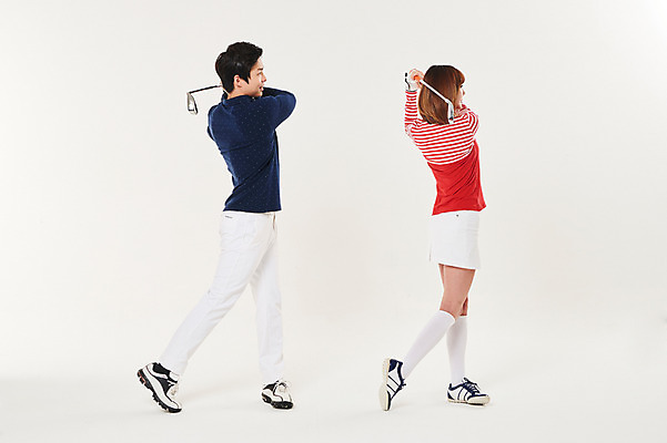 포토 JPG 스튜디오촬영 전신 여자 남자 스포츠 골프 실내 서기 들기 20대 성인 두명 옆모습 청춘 골프채 한국인 잡기 스윙 성인만 국내포토 뷰포인트 포즈 컨셉 모션 골프용품 사람 동양인 청년 내부 구기 파일형식