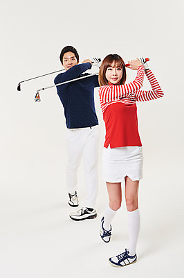 포토 JPG 스튜디오촬영 전신 응시 여자 남자 스포츠 골프 실내 서기 들기 20대 성인 두명 앞모습 청춘 골프채 한국인 스윙 성인만 국내포토 시선 뷰포인트 포즈 컨셉 모션 골프용품 사람 동양인 청년 내부 구기 파일형식