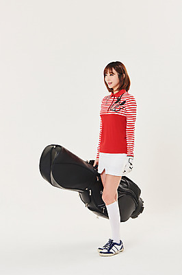 포토 JPG 스튜디오촬영 전신 응시 여자 스포츠 골프 실내 한명 들기 20대 성인 옆모습 청춘 걷기 한국인 골프가방 성인여자한명만 국내포토 1 시선 뷰포인트 컨셉 가방 모션 골프용품 사람 동양인 청년 내부 구기 여자한명만 성인여자만 파일형식