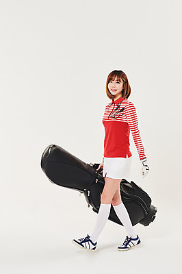 포토 JPG 스튜디오촬영 전신 여자 스포츠 골프 실내 한명 미소 들기 20대 성인 옆모습 청춘 걷기 한국인 골프가방 성인여자한명만 국내포토 1 뷰포인트 컨셉 가방 모션 골프용품 표정 사람 동양인 청년 내부 구기 여자한명만 성인여자만 파일형식