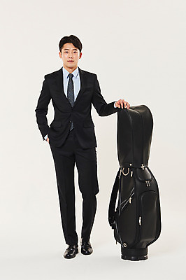 포토 JPG 스튜디오촬영 전신 남자 스포츠 골프 실내 한명 서기 20대 성인 앞모습 청춘 한국인 잡기 비즈니스맨 골프가방 주머니손 성인남자한명만 국내포토 1 뷰포인트 컨셉 가방 비즈니스 모션 골프용품 사람 동양인 청년 내부 구기 직장인 남자한명만 성인남자만 파일형식