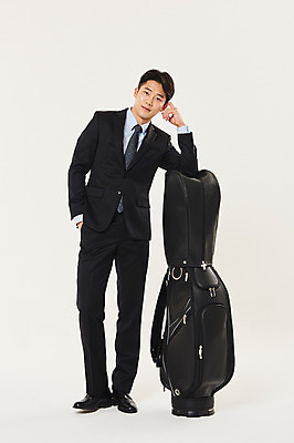 포토 JPG 스튜디오촬영 전신 남자 스포츠 골프 실내 한명 서기 20대 성인 앞모습 청춘 한국인 비즈니스맨 골프가방 성인남자한명만 국내포토 1 뷰포인트 컨셉 가방 비즈니스 모션 골프용품 사람 동양인 청년 내부 구기 직장인 남자한명만 성인남자만 파일형식
