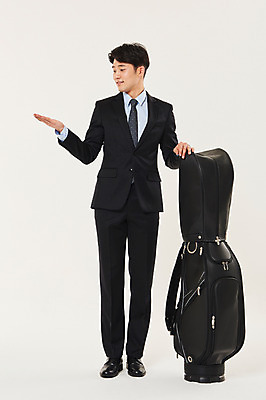 포토 JPG 스튜디오촬영 전신 응시 남자 스포츠 골프 실내 손바닥 한명 서기 20대 성인 앞모습 청춘 한국인 잡기 비즈니스맨 골프가방 성인남자한명만 국내포토 1 손 시선 뷰포인트 컨셉 가방 비즈니스 모션 골프용품 사람 동양인 청년 내부 구기 직장인 남자한명만 성인남자만 파일형식