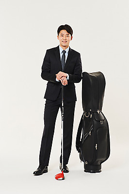 포토 JPG 스튜디오촬영 전신 남자 스포츠 골프 실내 한명 서기 미소 20대 성인 앞모습 청춘 골프채 한국인 비즈니스맨 골프가방 손모으기 성인남자한명만 국내포토 1 뷰포인트 컨셉 가방 비즈니스 모션 골프용품 표정 사람 동양인 손짓 청년 내부 구기 직장인 남자한명만 성인남자만 파일형식