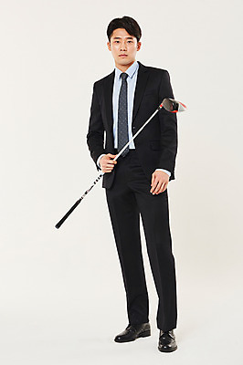 포토 JPG 스튜디오촬영 전신 남자 스포츠 골프 실내 한명 서기 들기 20대 성인 앞모습 청춘 골프채 한국인 잡기 비즈니스맨 성인남자한명만 국내포토 1 뷰포인트 컨셉 비즈니스 모션 골프용품 사람 동양인 청년 내부 구기 직장인 남자한명만 성인남자만 파일형식