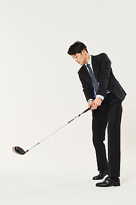 포토 JPG 스튜디오촬영 전신 남자 스포츠 골프 실내 한명 서기 20대 성인 옆모습 청춘 골프채 한국인 잡기 비즈니스맨 스윙 성인남자한명만 국내포토 1 뷰포인트 포즈 컨셉 비즈니스 모션 골프용품 사람 동양인 청년 내부 구기 직장인 남자한명만 성인남자만 파일형식