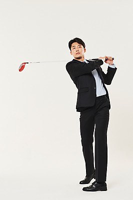 포토 JPG 스튜디오촬영 전신 남자 스포츠 골프 실내 한명 서기 들기 20대 성인 앞모습 청춘 골프채 한국인 잡기 비즈니스맨 스윙 성인남자한명만 국내포토 1 뷰포인트 포즈 컨셉 비즈니스 모션 골프용품 사람 동양인 청년 내부 구기 직장인 남자한명만 성인남자만 파일형식