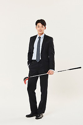 포토 JPG 스튜디오촬영 전신 남자 골프 비즈니스 실내 한명 서기 미소 들기 정장 20대 성인 앞모습 청춘 골프채 한국인 잡기 비즈니스맨 주머니손 성인남자한명만 국내포토 1 옷 뷰포인트 컨셉 모션 골프용품 표정 사람 동양인 청년 내부 구기 직장인 남자한명만 성인남자만 파일형식