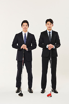 포토 JPG 스튜디오촬영 전신 남자 골프 비즈니스 실내 서기 미소 들기 정장 20대 성인 두명 앞모습 청춘 골프채 한국인 잡기 비즈니스맨 동료 손모으기 성인남자만 국내포토 옷 뷰포인트 컨셉 관계 모션 골프용품 표정 사람 동양인 손짓 청년 내부 구기 직장인 남자만 성인만 파일형식