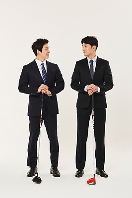 포토 JPG 스튜디오촬영 전신 남자 골프 비즈니스 실내 서기 미소 들기 정장 20대 성인 두명 앞모습 청춘 마주보기 골프채 한국인 잡기 비즈니스맨 동료 성인남자만 국내포토 옷 뷰포인트 컨셉 관계 모션 골프용품 표정 사람 동양인 청년 내부 구기 직장인 남자만 성인만 파일형식