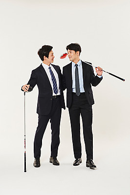 포토 JPG 스튜디오촬영 전신 남자 골프 비즈니스 실내 서기 미소 들기 정장 20대 성인 두명 앞모습 청춘 골프채 한국인 잡기 비즈니스맨 동료 성인남자만 들어올리기 국내포토 옷 뷰포인트 컨셉 관계 모션 골프용품 표정 사람 동양인 청년 내부 구기 직장인 남자만 성인만 파일형식