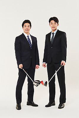 포토 JPG 스튜디오촬영 전신 남자 골프 비즈니스 실내 서기 미소 들기 정장 20대 성인 두명 앞모습 청춘 골프채 한국인 잡기 비즈니스맨 동료 성인남자만 국내포토 옷 뷰포인트 컨셉 관계 모션 골프용품 표정 사람 동양인 청년 내부 구기 직장인 남자만 성인만 파일형식