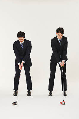 포토 JPG 스튜디오촬영 전신 남자 골프 비즈니스 실내 서기 들기 정장 20대 성인 두명 앞모습 청춘 골프채 한국인 잡기 비즈니스맨 스윙 동료 준비 성인남자만 국내포토 옷 뷰포인트 포즈 컨셉 관계 모션 골프용품 사람 동양인 청년 내부 구기 직장인 남자만 성인만 파일형식
