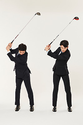포토 JPG 스튜디오촬영 전신 남자 골프 비즈니스 실내 서기 들기 정장 20대 성인 두명 앞모습 청춘 골프채 한국인 잡기 비즈니스맨 스윙 동료 성인남자만 국내포토 옷 뷰포인트 포즈 컨셉 관계 모션 골프용품 사람 동양인 청년 내부 구기 직장인 남자만 성인만 파일형식