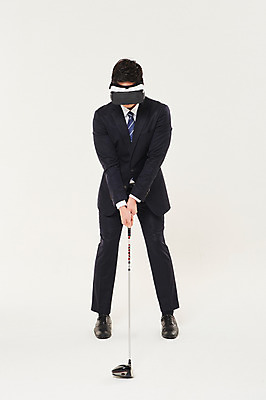 포토 JPG 스튜디오촬영 전신 남자 골프 비즈니스 실내 한명 서기 들기 정장 20대 성인 앞모습 청춘 골프채 한국인 잡기 비즈니스맨 가상현실 성인남자한명만 VR기기 국내포토 1 옷 뷰포인트 컨셉 모션 골프용품 사람 동양인 청년 내부 구기 기계 직장인 남자한명만 성인남자만 파일형식