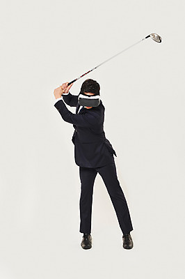 포토 JPG 스튜디오촬영 전신 남자 골프 비즈니스 실내 한명 서기 들기 정장 20대 성인 앞모습 청춘 골프채 한국인 잡기 비즈니스맨 스윙 가상현실 성인남자한명만 VR기기 국내포토 1 옷 뷰포인트 포즈 컨셉 모션 골프용품 사람 동양인 청년 내부 구기 기계 직장인 남자한명만 성인남자만 파일형식