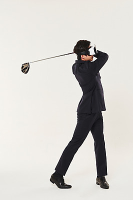 포토 JPG 스튜디오촬영 전신 남자 골프 비즈니스 실내 한명 서기 들기 정장 20대 성인 옆모습 청춘 골프채 한국인 잡기 비즈니스맨 스윙 가상현실 성인남자한명만 VR기기 국내포토 1 옷 뷰포인트 포즈 컨셉 모션 골프용품 사람 동양인 청년 내부 구기 기계 직장인 남자한명만 성인남자만 파일형식