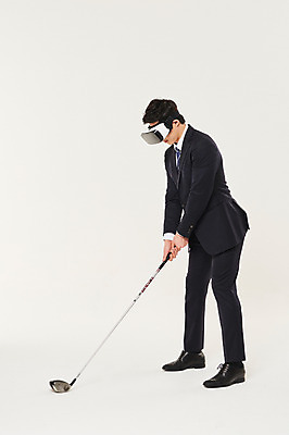 포토 JPG 스튜디오촬영 전신 남자 골프 비즈니스 실내 한명 서기 들기 정장 20대 성인 옆모습 청춘 골프채 한국인 잡기 비즈니스맨 가상현실 성인남자한명만 VR기기 국내포토 1 옷 뷰포인트 컨셉 모션 골프용품 사람 동양인 청년 내부 구기 기계 직장인 남자한명만 성인남자만 파일형식