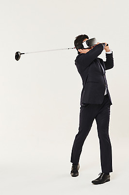 포토 JPG 스튜디오촬영 전신 남자 골프 비즈니스 실내 한명 서기 들기 정장 20대 성인 앞모습 청춘 골프채 한국인 잡기 비즈니스맨 스윙 가상현실 성인남자한명만 VR기기 국내포토 1 옷 뷰포인트 포즈 컨셉 모션 골프용품 사람 동양인 청년 내부 구기 기계 직장인 남자한명만 성인남자만 파일형식