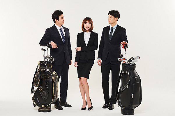 포토 JPG 스튜디오촬영 전신 여자 남자 골프 비즈니스 실내 서기 미소 들기 정장 20대 성인 앞모습 세명 청춘 마주보기 골프채 한국인 잡기 비즈니스맨 비즈니스우먼 골프가방 동료 성인만 국내포토 옷 뷰포인트 컨셉 가방 관계 모션 골프용품 표정 사람 동양인 청년 내부 구기 직장인 파일형식