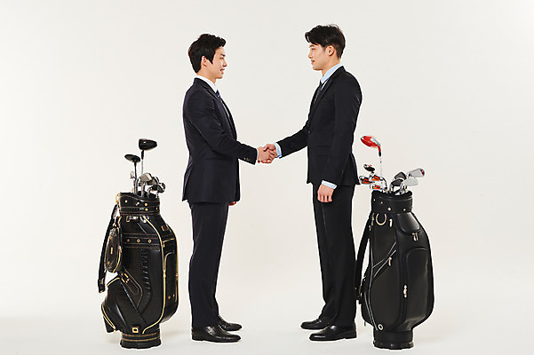 포토 JPG 스튜디오촬영 전신 남자 골프 비즈니스 악수 실내 서기 미소 들기 정장 20대 성인 두명 옆모습 청춘 마주보기 골프채 한국인 잡기 비즈니스맨 골프가방 동료 성인남자만 국내포토 옷 뷰포인트 컨셉 가방 관계 모션 골프용품 표정 사람 동양인 손짓 청년 내부 구기 직장인 남자만 성인만 파일형식