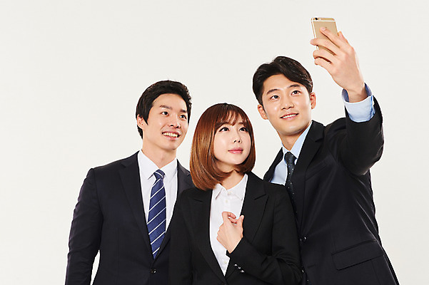 포토 JPG 스튜디오촬영 여자 남자 비즈니스 실내 서기 미소 정장 상반신 20대 성인 앞모습 세명 스마트폰 청춘 한국인 비즈니스맨 비즈니스우먼 셀프카메라 동료 성인만 국내포토 옷 뷰포인트 컨셉 관계 모션 표정 사람 동양인 청년 내부 핸드폰 스마트기기 사진촬영 직장인 파일형식