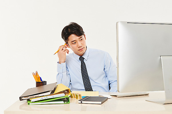 포토 JPG 스튜디오촬영 응시 남자 생각 비즈니스 실내 한명 앉기 정장 상반신 20대 성인 앞모습 컴퓨터 청춘 연필 한국인 비즈니스맨 성인남자한명만 가상화폐 국내포토 1 시선 옷 뷰포인트 컨셉 돈 모션 학용품 사람 동양인 청년 내부 전자제품 필기구 직장인 남자한명만 성인남자만 파일형식