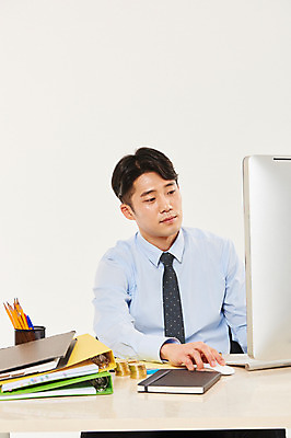 포토 JPG 스튜디오촬영 응시 남자 비즈니스 실내 한명 앉기 정장 상반신 20대 성인 앞모습 컴퓨터 청춘 여러개 한국인 잡기 마우스 비즈니스맨 성인남자한명만 가상화폐 국내포토 1 시선 옷 뷰포인트 다수 컨셉 돈 모션 사람 동양인 청년 내부 전자제품 컴퓨터용품 직장인 남자한명만 성인남자만 파일형식