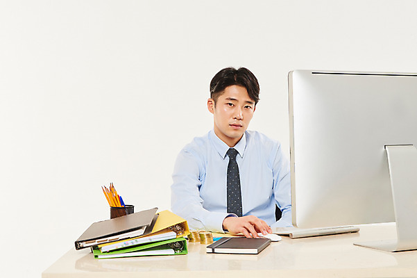 포토 JPG 스튜디오촬영 응시 남자 비즈니스 실내 한명 앉기 정장 상반신 20대 성인 앞모습 컴퓨터 청춘 여러개 한국인 잡기 마우스 비즈니스맨 성인남자한명만 가상화폐 국내포토 1 시선 옷 뷰포인트 다수 컨셉 돈 모션 사람 동양인 청년 내부 전자제품 컴퓨터용품 직장인 남자한명만 성인남자만 파일형식
