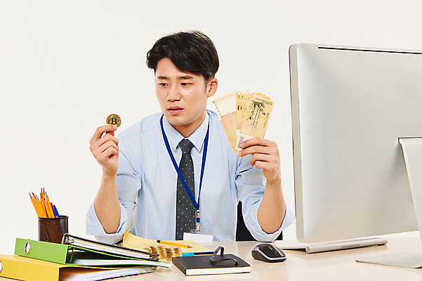 포토 JPG 스튜디오촬영 남자 비즈니스 실내 한명 들기 앉기 정장 상반신 20대 성인 앞모습 컴퓨터 청춘 여러개 한국인 짜증 비즈니스맨 돈다발 성인남자한명만 가상화폐 국내포토 1 옷 감정 뷰포인트 다수 컨셉 돈 모션 사람 동양인 청년 내부 전자제품 직장인 남자한명만 성인남자만 파일형식