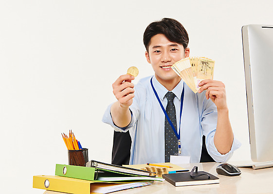 포토 JPG 스튜디오촬영 남자 비즈니스 실내 한명 들기 앉기 정장 상반신 20대 성인 앞모습 컴퓨터 청춘 여러개 기쁨 한국인 비즈니스맨 돈다발 성인남자한명만 가상화폐 국내포토 1 옷 감정 뷰포인트 다수 컨셉 돈 모션 사람 동양인 청년 내부 전자제품 직장인 남자한명만 성인남자만 파일형식