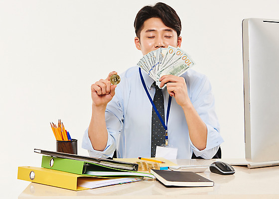 포토 JPG 스튜디오촬영 남자 비즈니스 실내 한명 들기 앉기 정장 상반신 20대 성인 앞모습 컴퓨터 청춘 여러개 기쁨 한국인 비즈니스맨 돈다발 즐거움 성인남자한명만 가상화폐 국내포토 1 옷 감정 뷰포인트 다수 컨셉 돈 모션 사람 동양인 청년 내부 전자제품 직장인 남자한명만 성인남자만 파일형식